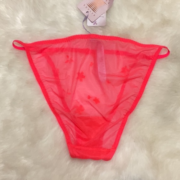 Savage X Fenty Foiled Sprigs
Embroidered String Bikini🌺🌺 - Picture 4 of 7